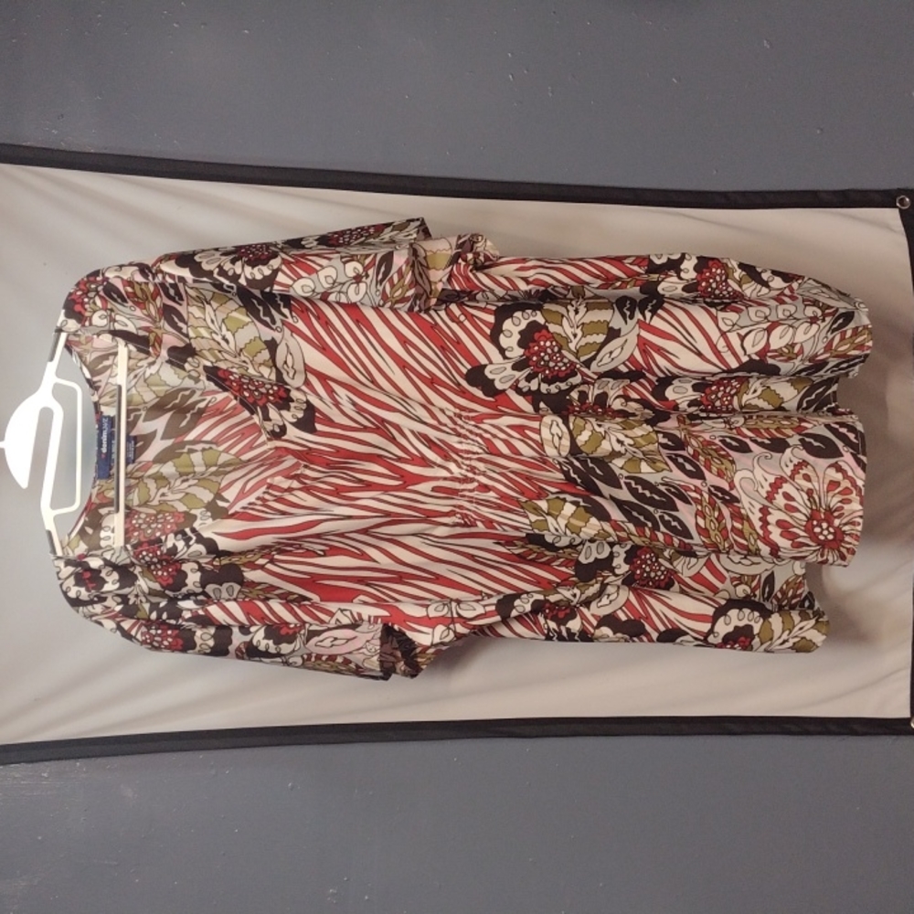 Brown, red, jade, and white translucent top